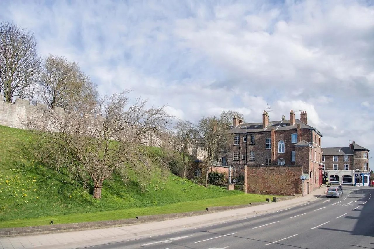 The Tansy House On Queen Street York Apartament